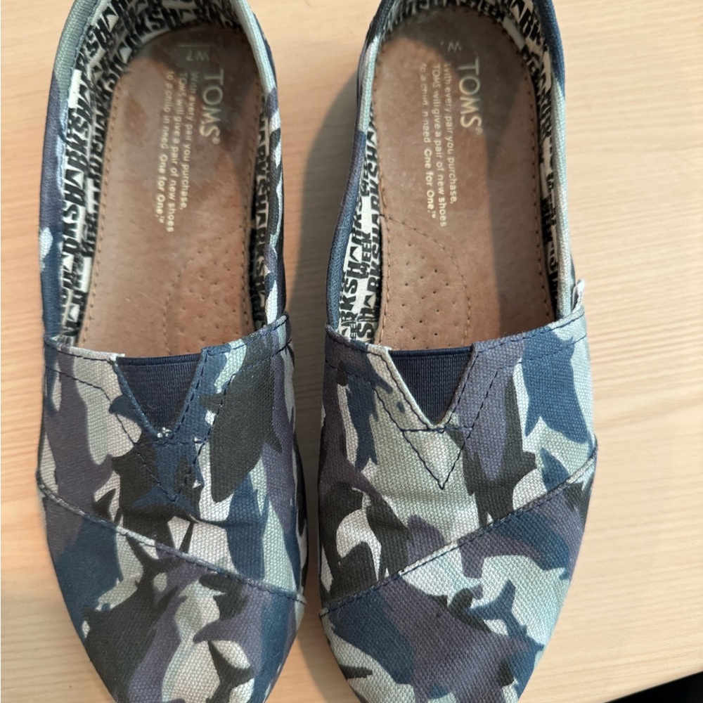 Shark Week Toms